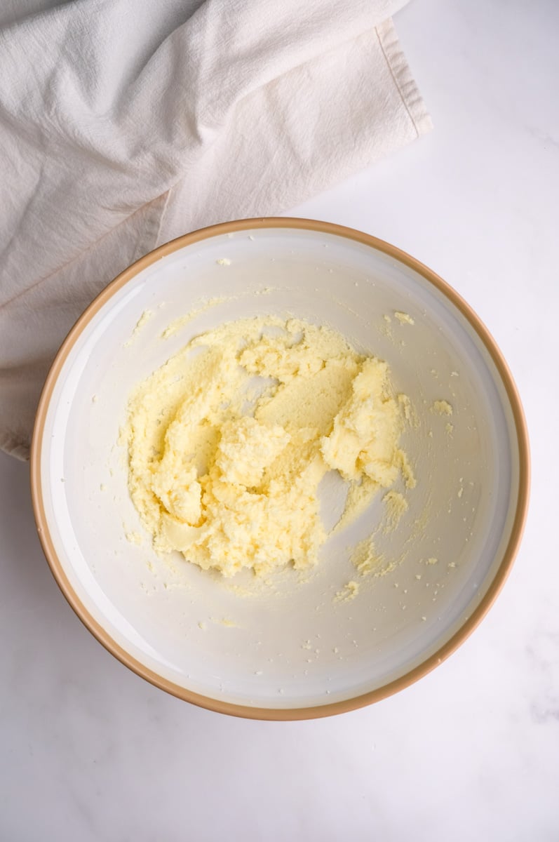 Image shows step 2 of how to make an almond and apricot cake.