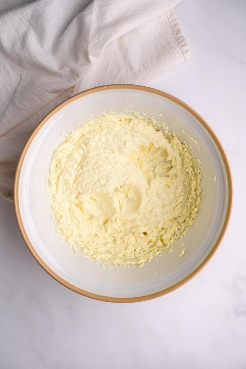 Image shows step 3 of how to make an almond and apricot cake.