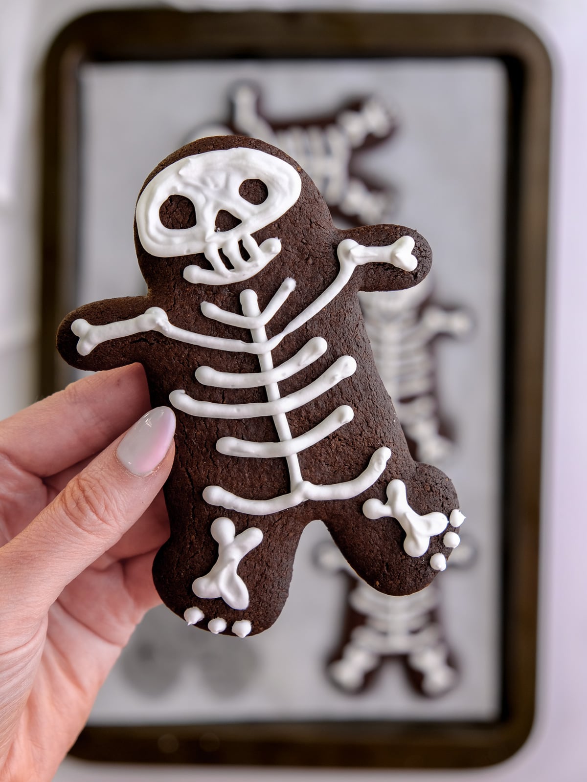 Image shows step 3 of how to pipe the royal icing onto the cookies.